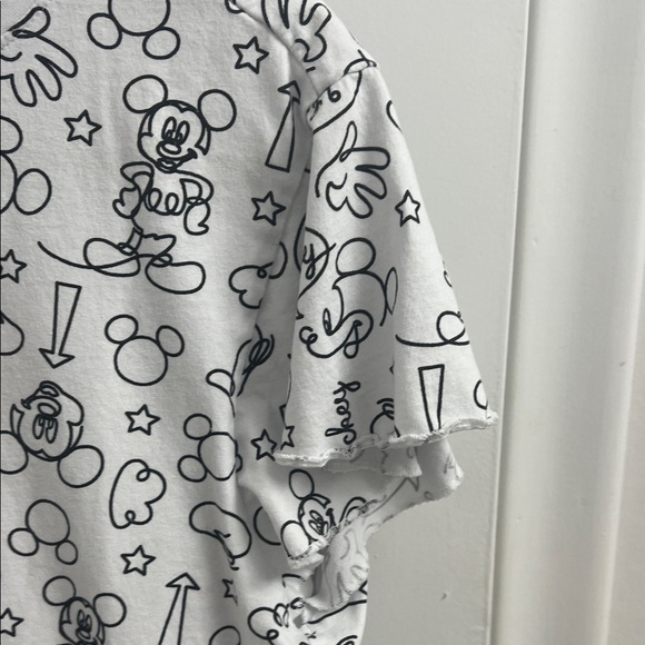 Disney Women’s White & Black Graphic Tee – Playful Character Fun ✨🐭 - Picture 8 of 8